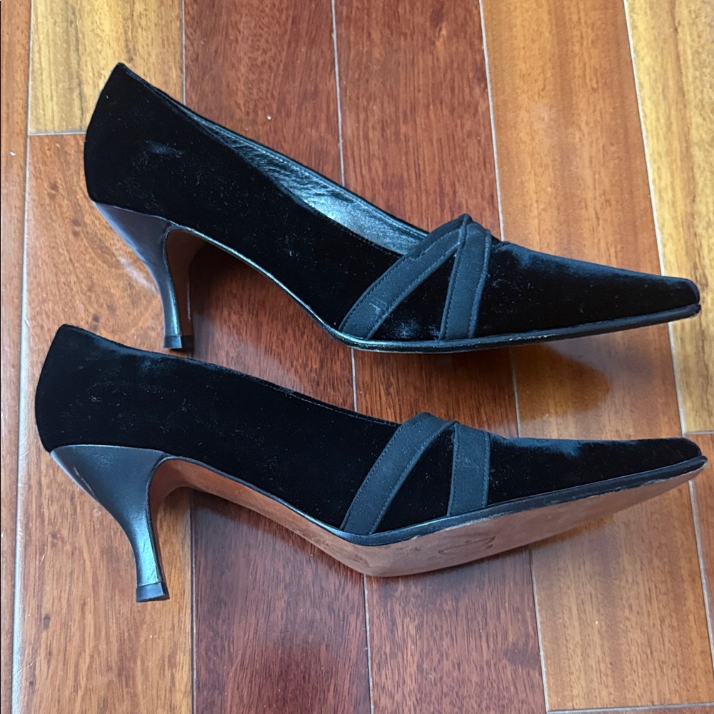 Beautiful and classy Donald J. Pliner Black Velvet Heels - Picture 3 of 5
